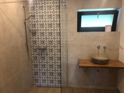 bagno con doccia, lavandino e finestra di Runch Smilovice a Chotilsko