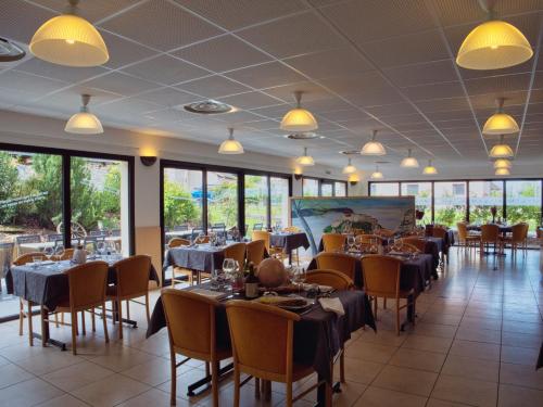 En restaurant eller et andet spisested på Le Champ des Lys