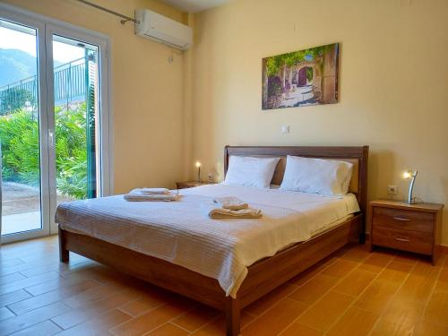 1 dormitorio con 1 cama con 2 toallas en Villa Bruno en Nikiana