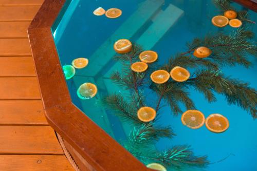 a christmas tree with orange slices in a mirror at Kedr Camp - лесной детокс, 40 км от Уфы 