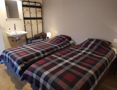 een slaapkamer met een bed en een wastafel bij Casa-Helchteren in Aan de Wolfsberg