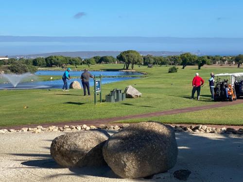 蘭格班的住宿－Santa Maria -Langebaan Country Estate，一群人在高尔夫球场打高尔夫