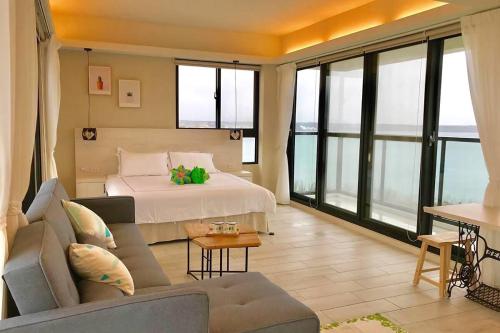 Postel nebo postele na pokoji v ubytování 嵵裡仙人掌海景民宿Ocean view room