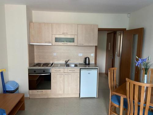 Dapur atau dapur kecil di Kavarna Paradise Apartments