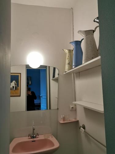 une salle de bain avec un lavabo et un miroir dans l'établissement Château de Chasseneuil sur Bonnieure, à Chasseneuil-sur-Bonnieure