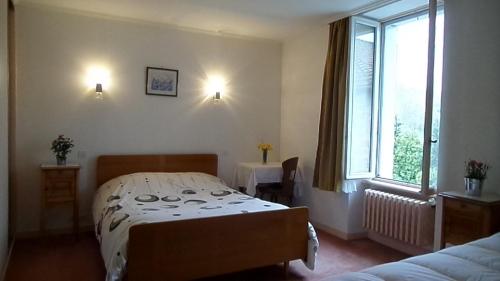 - une chambre avec un lit et une fenêtre dans l'établissement Hotel La Vie En Rose, à Le Brugeron