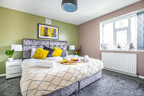 een slaapkamer met een bed en een dienblad met fruit erop bij Central Leamington Spa House with Free Parking, Fast Wifi, Smart TV with Free Netflix and Garden by Yoko Property in Leamington Spa