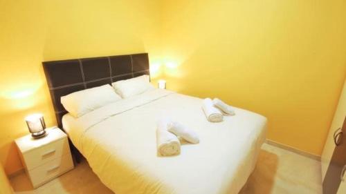 Ένα ή περισσότερα κρεβάτια σε δωμάτιο στο Homenfun Barcelona Paralelo