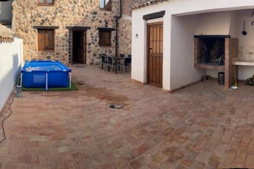 cortile con pavimento in mattoni e edificio di CASA RURAL EL TRANCO DEL LOBO a Casas de Ves