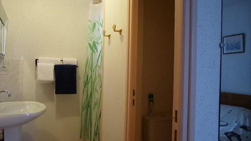 La salle de bains est pourvue d'un lavabo et de toilettes. dans l'établissement Hotel La Vie En Rose, à Le Brugeron