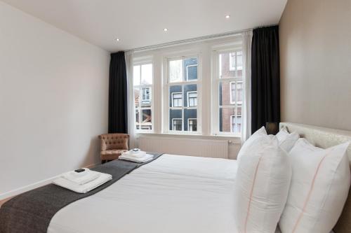 アムステルダムにあるResidences Centre Areaのベッドルーム(大きな白いベッド1台、窓付)