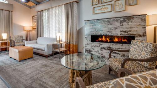 a living room with a fireplace in a hotel room at Best Western Arcata Inn in Arcata