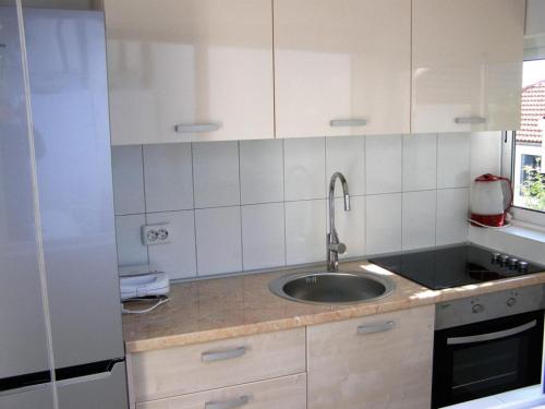 Kuchyňa alebo kuchynka v ubytovaní Apartment in Preko with sea view, terrace, air conditioning, Wi-Fi (4568-6)