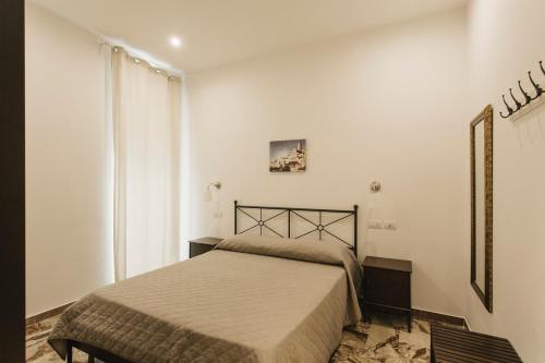 マテーラにあるGiulietta nei Sassiの白い部屋のベッドルーム1室(ベッド1台付)