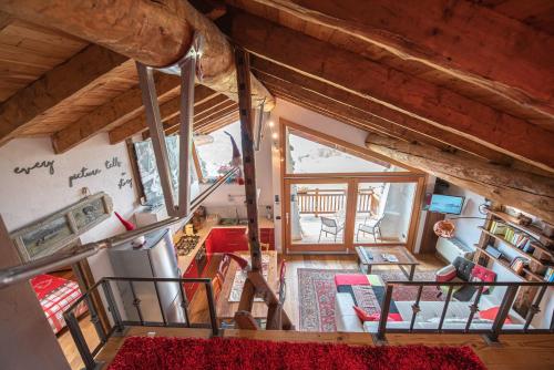 een woonkamer en eetkamer aan het plafond bij Baita di charme con vista meravigliosa in Verrayes
