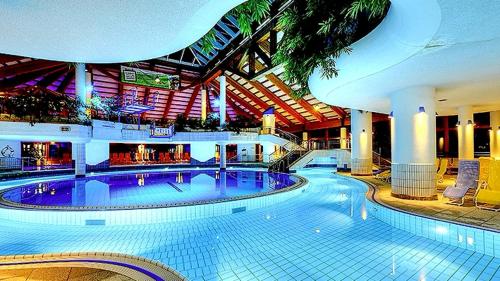 a large swimming pool in a large building at FeWo "Staufen Lodge" Oberstaufen in Oberstaufen