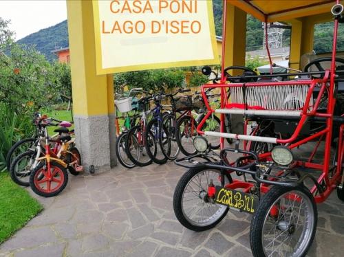 un grupo de bicicletas estacionadas frente a una tienda en Casa Poni, en Pisogne