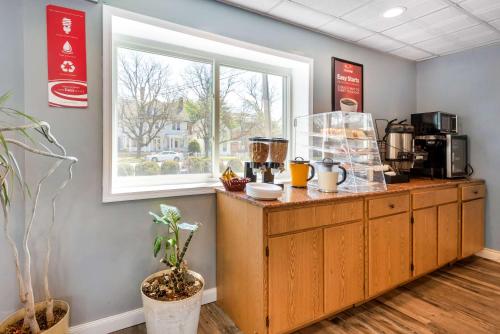 una caffetteria con bancone e finestra di Econo Lodge Cortland Downtown a Cortland