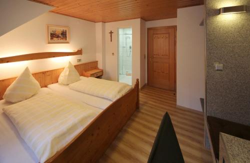 Tempat tidur dalam kamar di Hotel Krone Stühlingen - Das Tor zum Südschwarzwald