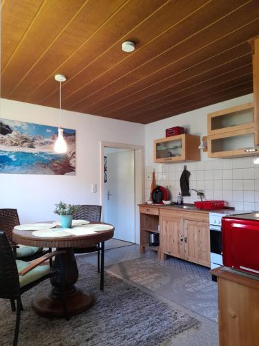eine Küche mit einem Tisch in der Mitte eines Zimmers in der Unterkunft Chez nous in Pfronten