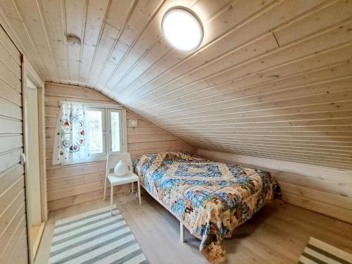 A bed or beds in a room at Pikkulahden ranta