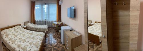 Cette petite chambre comprend un lit et un miroir. dans l'établissement Apart Hotel Central Razgrad, à Razgrad