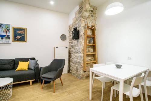 een woonkamer met een bank en een tafel bij HIDDEN GEM OLD TOWN APARTMENT by DuHomes in Dubrovnik