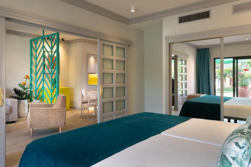 A bed or beds in a room at Villa Mandi Golf Resort