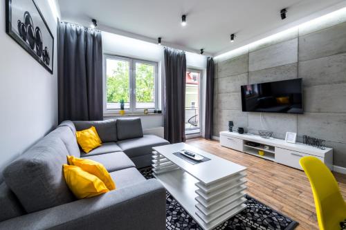 Televízia a/alebo spoločenská miestnosť v ubytovaní Apartament Żeglarska Loft U4