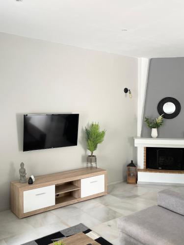 TV a/nebo společenská místnost v ubytování Aggelikis House