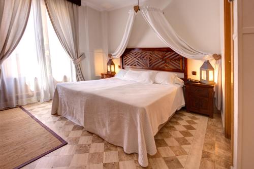 HOTEL BOUTIQUE REINA MORA (Spania Granada) - Booking ...