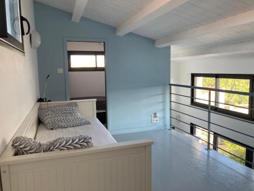 um quarto com uma cama e uma janela grande em Maison contemporaine Oléron em Saint-Denis-dʼOléron