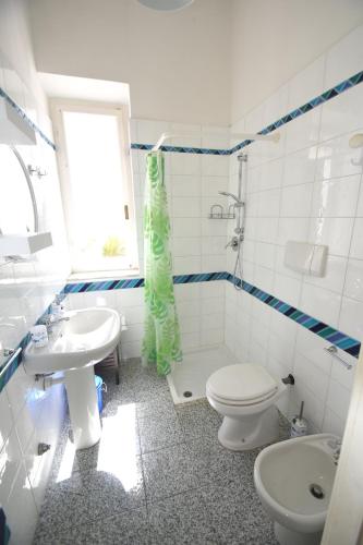 a bathroom with a toilet and a sink at PRIMAVERA TRILO - Zona mare con spazio esterno, clima e posto auto in Marina di Campo