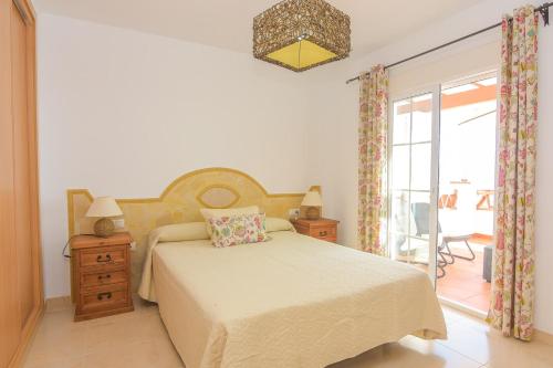Posteľ alebo postele v izbe v ubytovaní Villa privada con increíbles vistas al mar