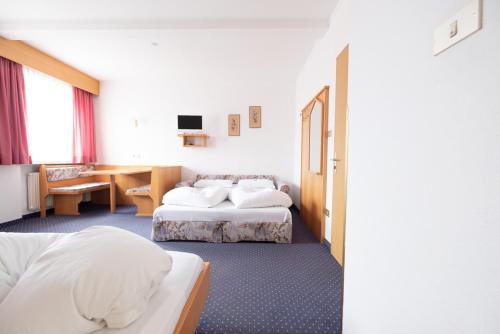 Un pat sau paturi într-o cameră la Garni Volgger