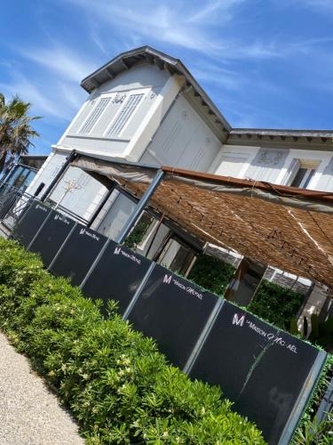 a house with windows on the side of it at La Maison Mickael in Marseille