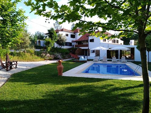 a yard with a swimming pool and a house at Harmonia in Ouzenda