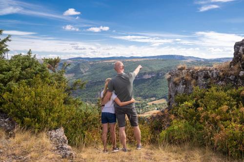 a man and a woman standing on top of a mountain at Camping RCN Val de Cantobre in Cantobre