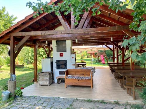 einem großen Holzpavillon mit einem Tisch und einem Kühlschrank in der Unterkunft Ubytovanie u Aranky in Čierna nad Tisou