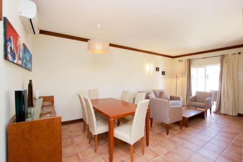 a dining room with a table and chairs at Casa Sol - Vista Mar - Praia Benagil in Lagoa