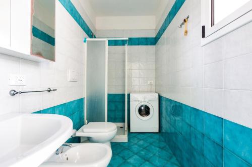 ein Badezimmer mit Toilette, Waschbecken und Waschmaschine in der Unterkunft Villino Salsedine by BarbarHouse in Nardò