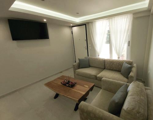 uma sala de estar com um sofá e uma mesa de centro em Casa para ti em Porto Heli