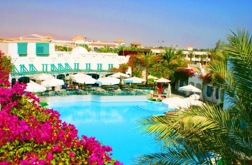 een resort met een zwembad en een aantal roze bloemen bij Falcon Hills Hotel in Sharm El Sheikh