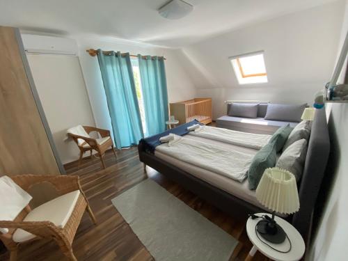 1 dormitorio con 1 cama grande y 1 sofá en Babérsom apartman, en Gyenesdiás