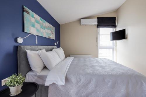 Cama o camas de una habitación en #stayhere - Seaside Story Modern 1BDR Apartment with Terrace