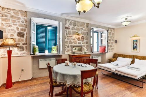 a living room with a table and a couch at apartman 367 in Kotor