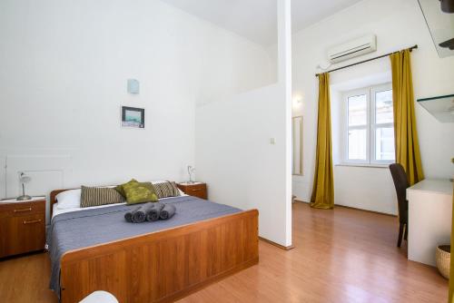 1 dormitorio con 1 cama con cabecero de madera en SWEET ROOM OLD TOWN by DuHomes, en Dubrovnik