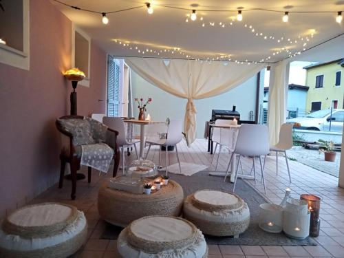 a living room with a table and some stools at B&B Tra mare e montagna - sauna e piscina in San Giorgio di Pesaro