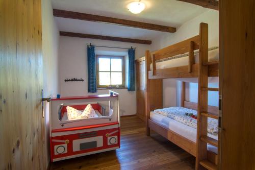a small room with two bunk beds and a window at Brüglhuberhof in Kienberg