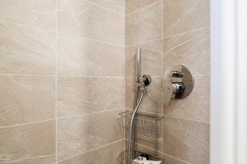 uma casa de banho com uma cabeça de chuveiro em White Loft Como Central - The House Of Travelers em Como